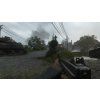 PS4 Call of Duty WWII – voják s puškou postupuje krajinou vedle zničeného tanku