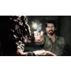 PS3 The Last of Us CZ Joel míří revolverem na nakaženého během souboje o přežití