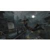 Tomb Raider PS3 – Lara Croft skáče v bouři mezi rozpadajícími se stavbami