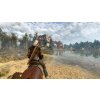 PS4 The Witcher 3: Wild Hunt – otevřený svět s pohledem na středověké město a okolní přírodu.