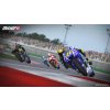 PS4 MotoGP 15 – detail závodní motorky při vysoké rychlosti na závodní dráze.