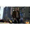 PS3 Grand Theft Auto IV – Niko Bellic stojí se zbraní u hořícího auta ve městě